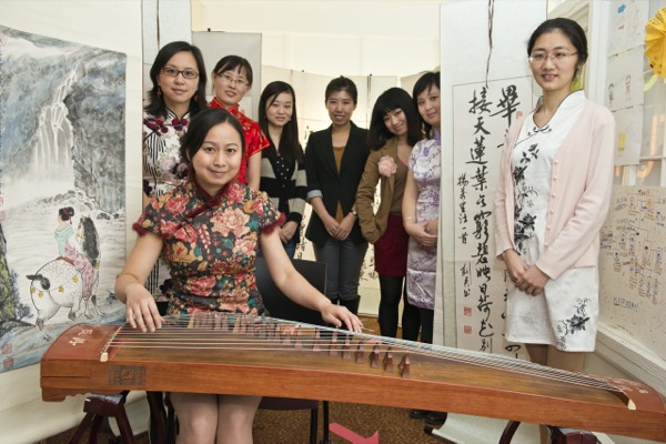 特拉华大学孔子学院2014年古筝演示活动资料照，非当前事件现场。来源：University of Delaware