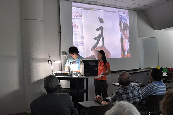特拉华大学孔子学院2012年汉字书法教学活动资料照，非当前事件现场。来源：University of Delaware