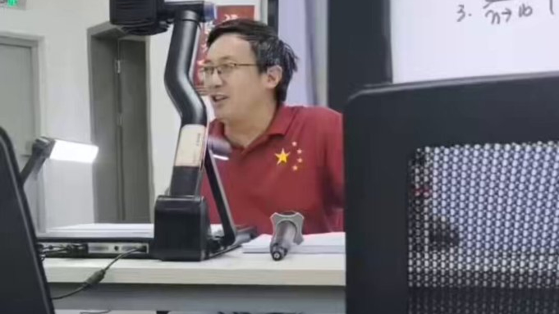 汤家凤课堂嘲讽袁腾飞赴美:习近平亲属香港豪宅、离岸财富与谁能出国的双重标准