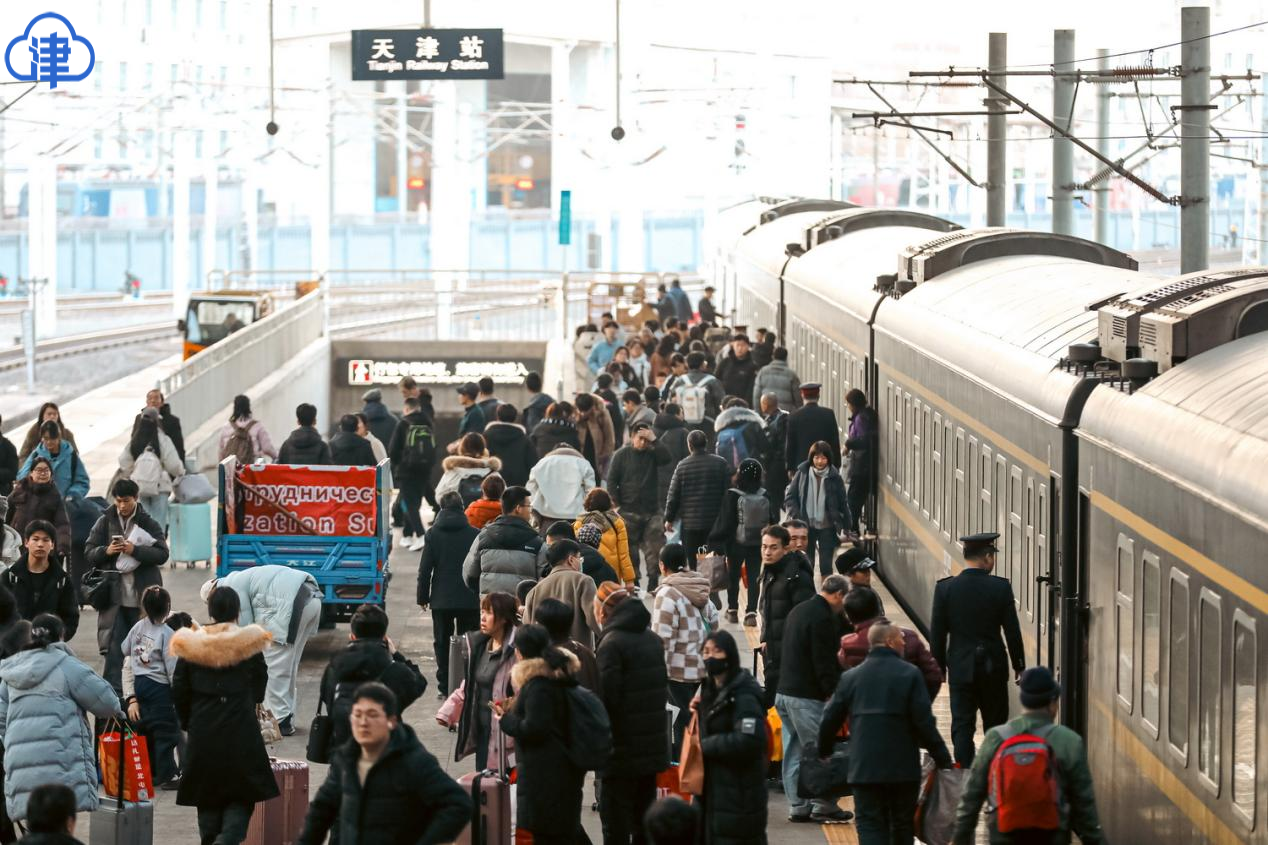 2026年3月天津站春运资料照片，非尤建英2026年10月22日被带离列车现场｜来源：津云