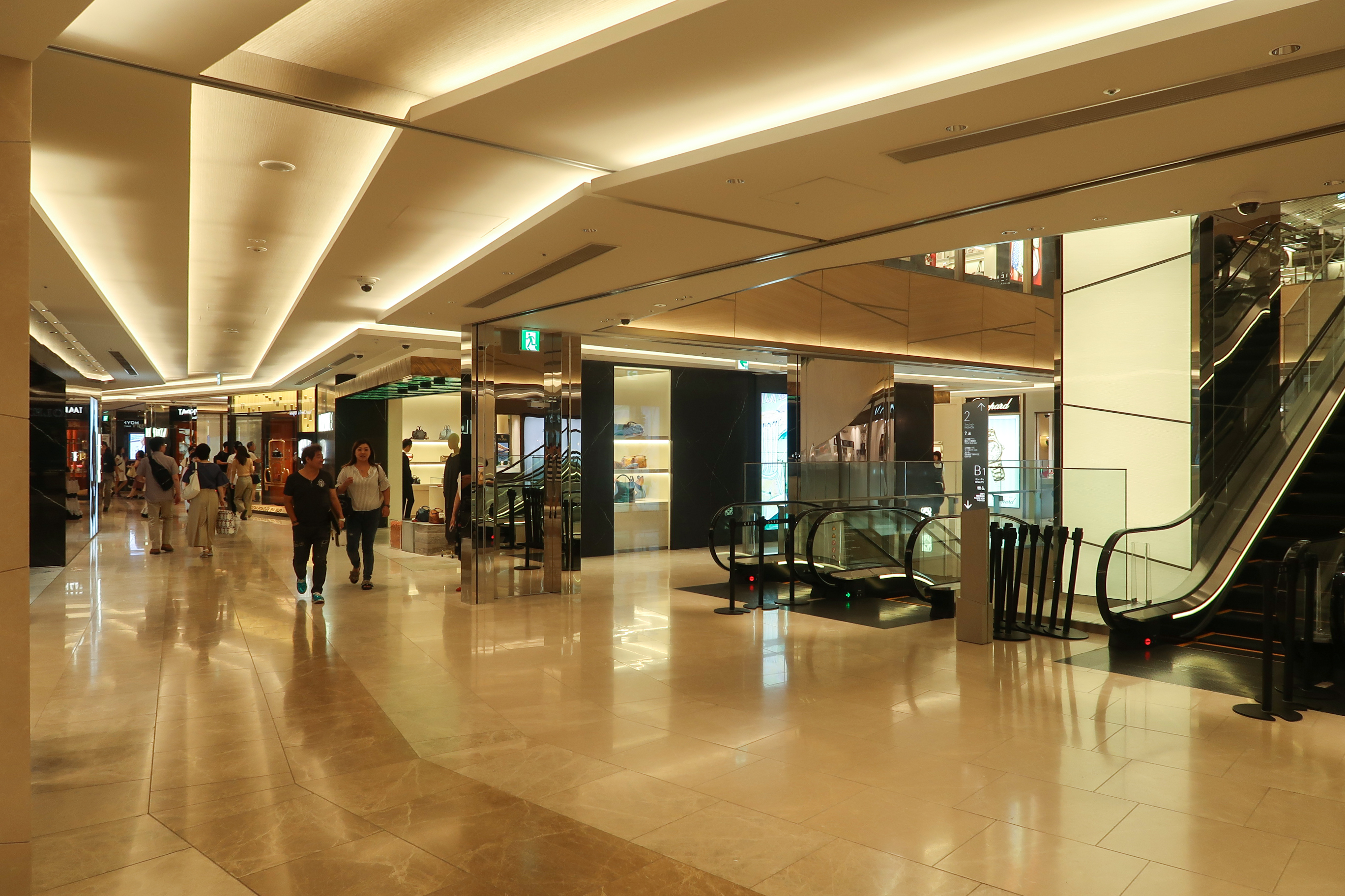 GINZA SIX一楼公共空间,2018年资料图,不代表2026年袭击案实际现场画面。Wpcpey / Wikimedia Commons,CC BY-SA 4.0|来源:Wpcpey / Wikimedia Commons CC BY-SA 4.0
