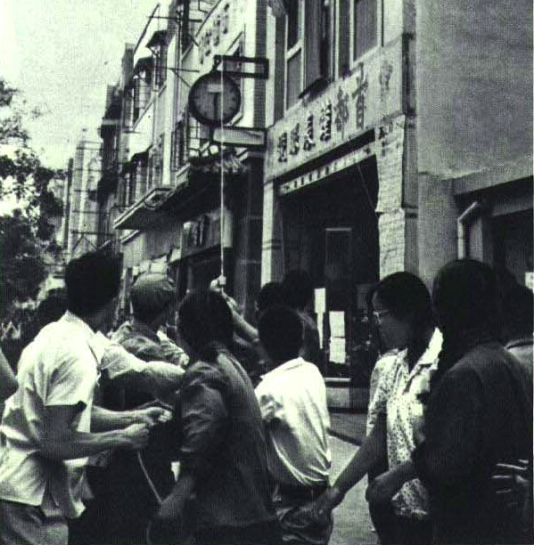 1966年红卫兵砸掉商号牌匾的历史资料图片，反映“破四旧”运动。非哈尔滨极乐寺现场。来源：《人民画报》/ Wikimedia Commons