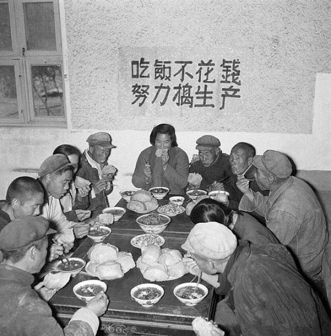 1958年人民公社公共食堂宣传资料图,不能视为大饥荒受害者现场照片|来源:Wikimedia Commons