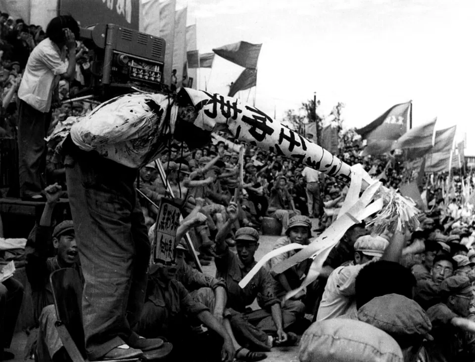 1966年哈尔滨批斗大会，任仲夷被迫低头戴高帽面对群众。摄影李振盛；来源：ThinkChina/SPH Media。版权保留｜来源：李振盛 / ThinkChina / SPH Media
