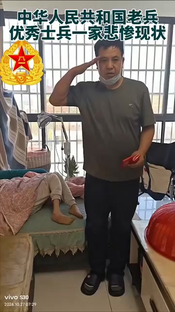 X原帖视频画面：男子双手合十站在病床旁。帖文称其家庭成员患病，身份及具体疾病尚无独立确认｜来源：X／yan zibian
