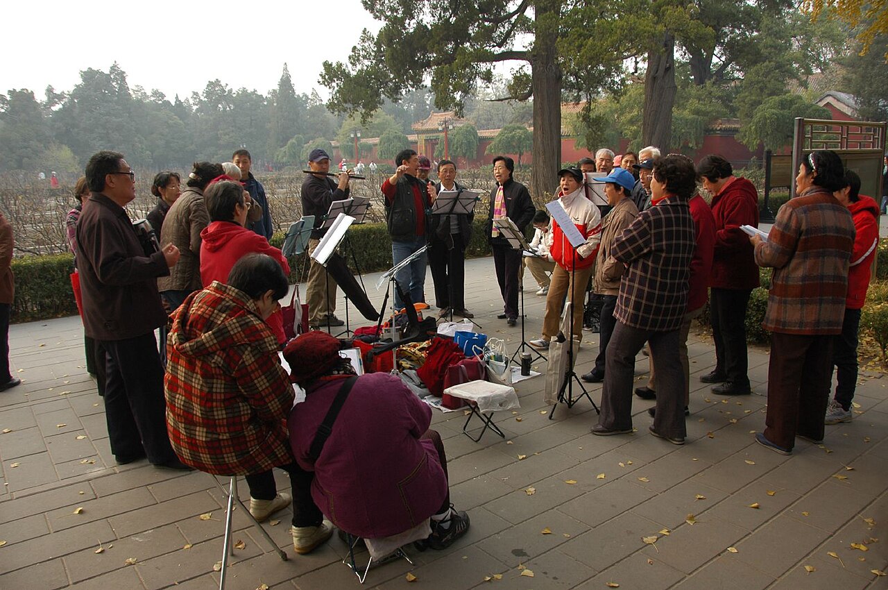 2007年北京景山公园老年人参与文化活动资料照,摄影:gongfu_king,CC BY-SA 2.0|来源:gongfu_king / Wikimedia Commons