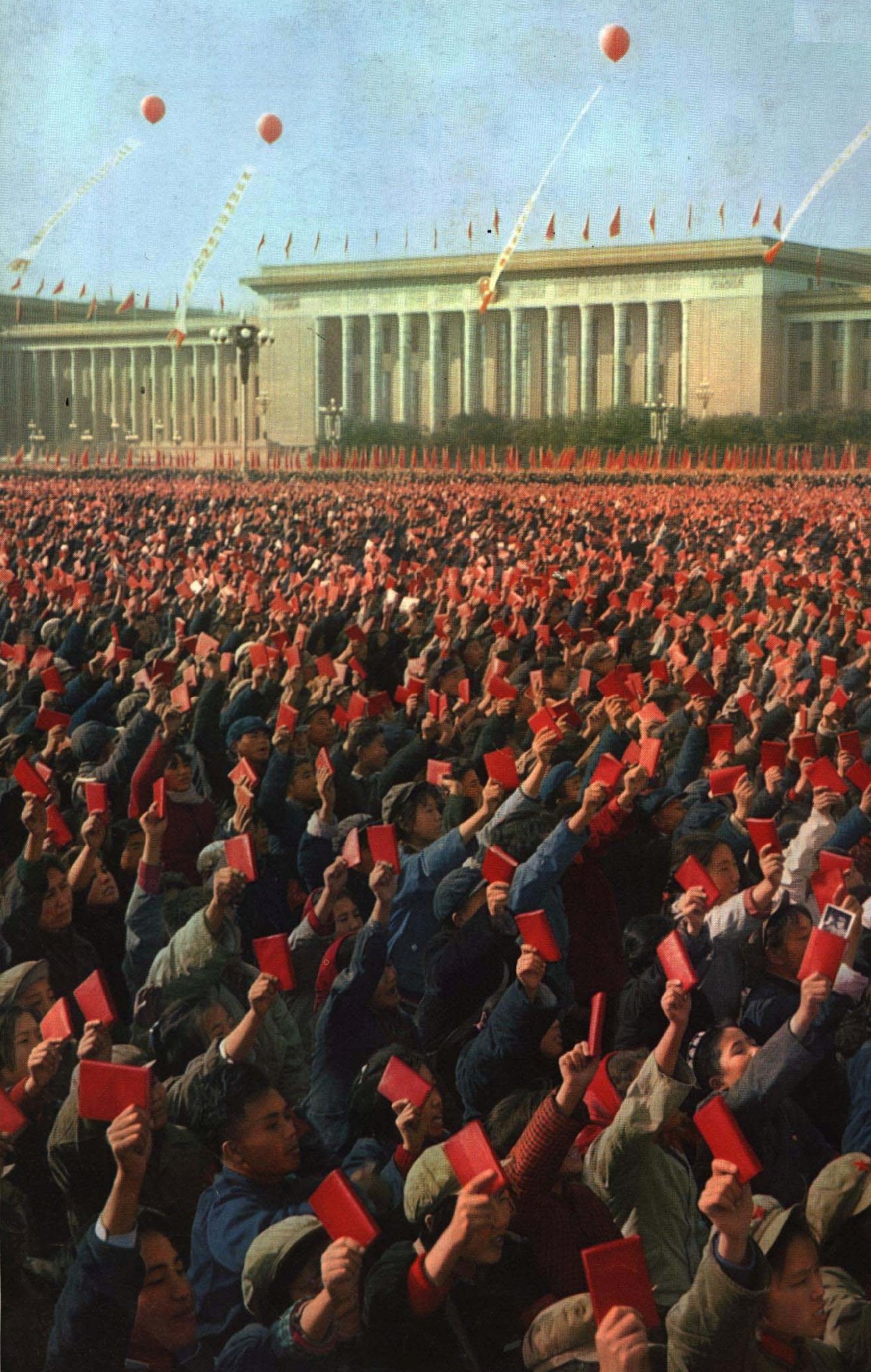 1967年《人民画报》红卫兵历史照片，为当年政治宣传材料，不能代替李振盛记录的暴力个案照片｜来源：《人民画报》/ Wikimedia Commons