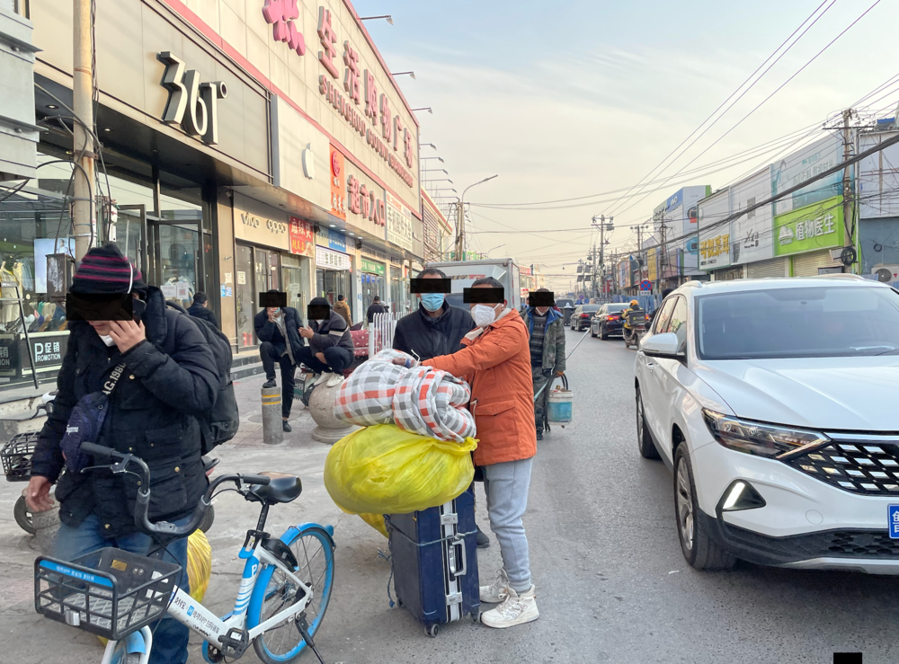 务工者带着行李在马驹桥街头奔波（2022年资料图，来源：凤凰网科技）