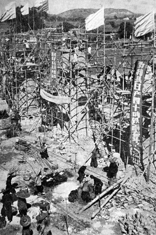 1958年“大跃进”期间农村土法炼钢历史照片|来源:Wikimedia Commons
