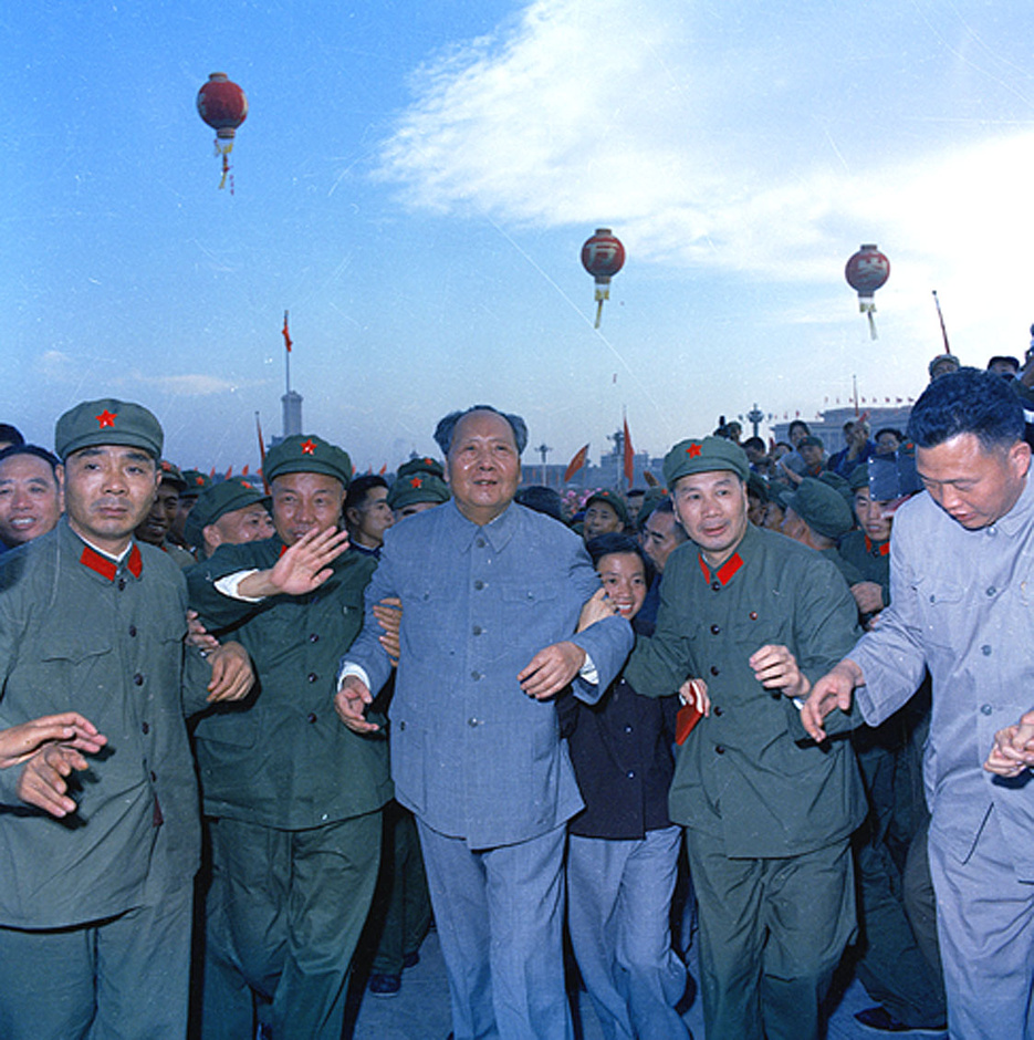 1966年10月1日,毛泽东在天安门广场接见红卫兵。摄影孟昭瑞;历史资料图,非2026年事件画面|来源:孟昭瑞 / Wikimedia Commons