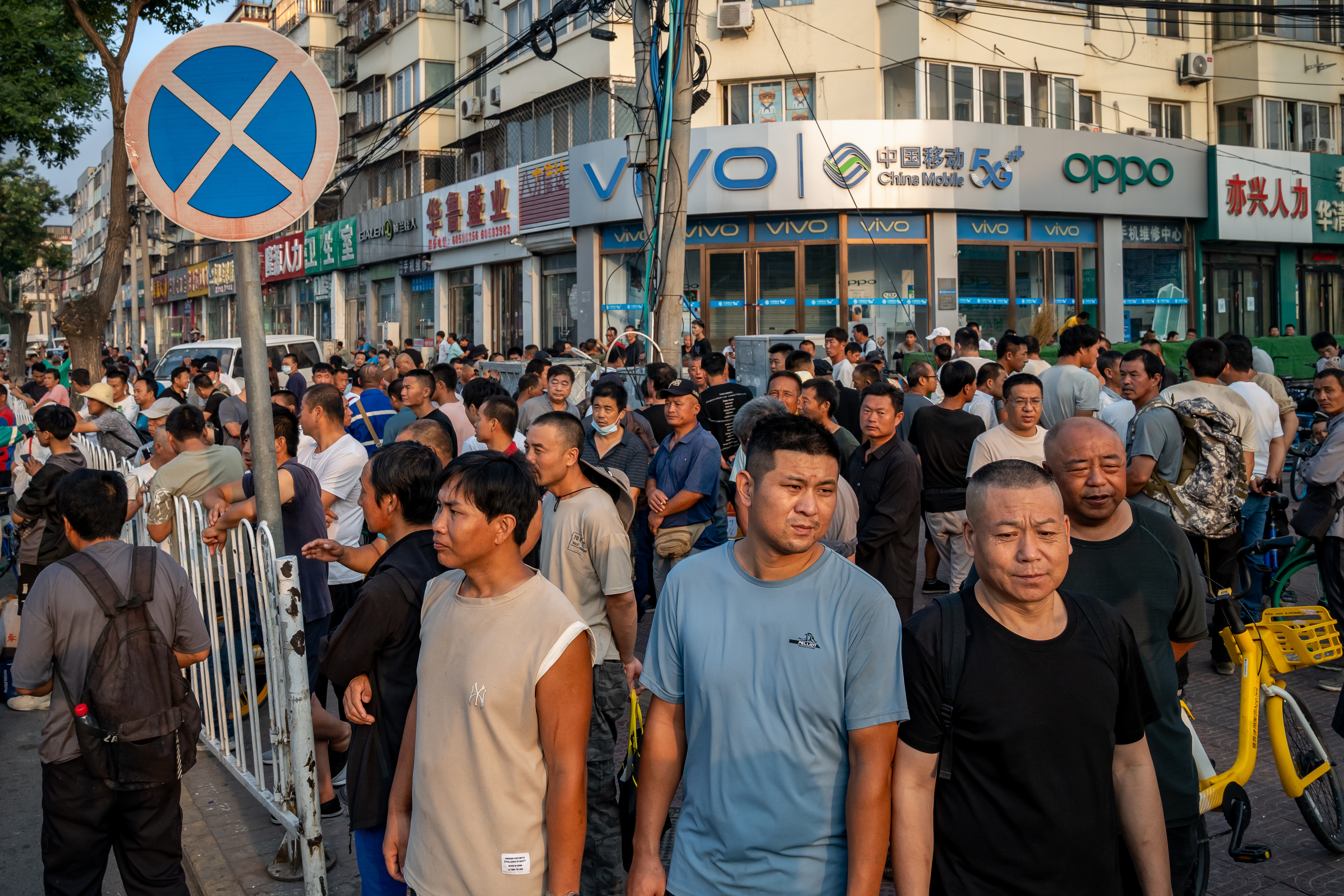 北京马驹桥早年劳务市场清晨等待工作的人群（2023年资料图，来源：《华盛顿邮报》）