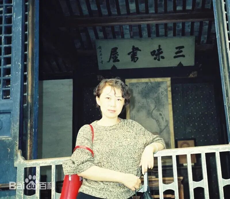 The way to defend women from 40 years of police force: questioning the alleged fraud in the case of a husband's bribe