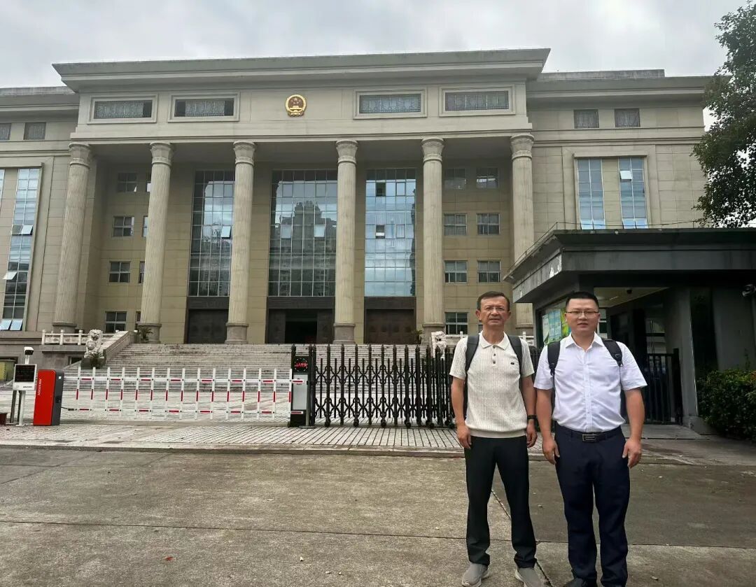 因网络维权获刑的自媒体人隔着铁窗托付希望：揭秘对未谋面律师的信任传递